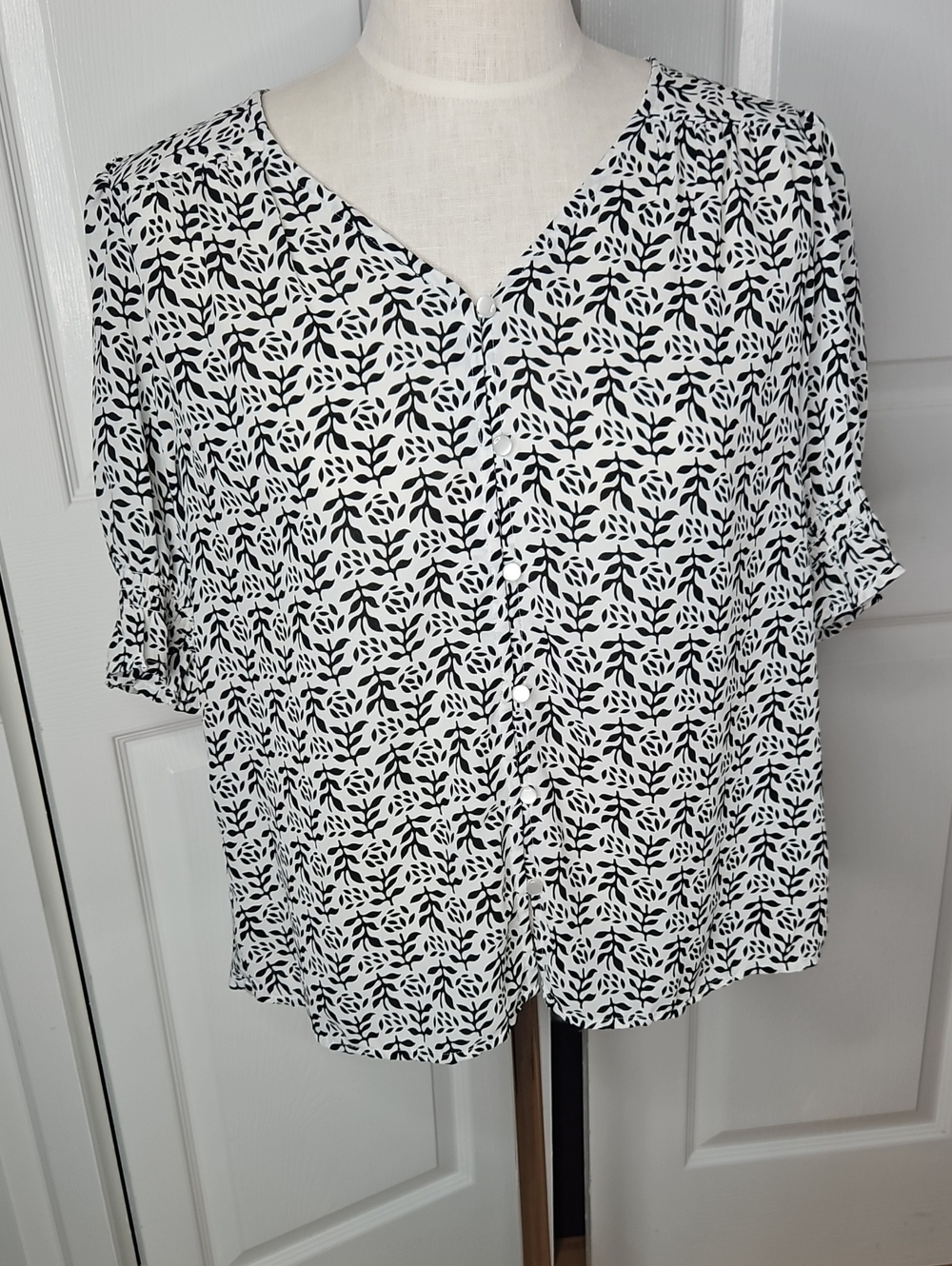 LOFT Black & White Leaf-Print V-Neck Short Sleeve Button Blouse Size S